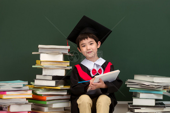 穿着学士服的小学男生图片