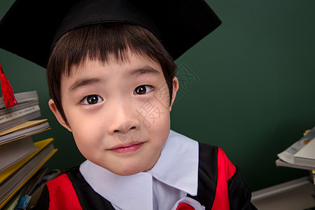 穿着学士服的小学男生图片