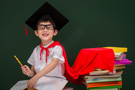 戴着学位帽的小学男生图片