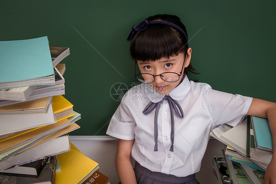 坐在书堆里的小学女生图片