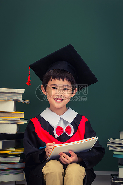 穿着学士服的小学男生图片