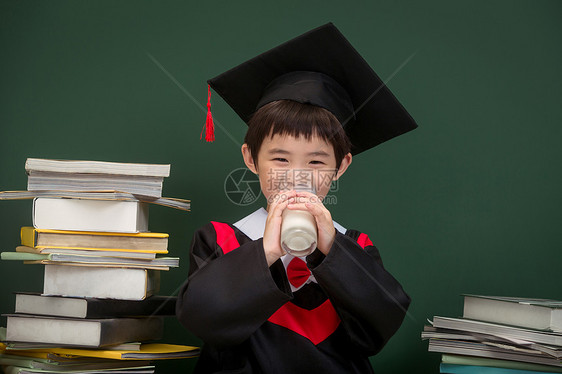 穿着学士服的小学男生图片