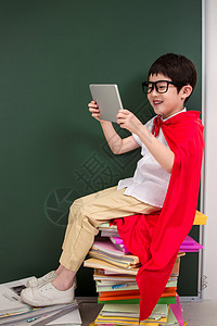 小学男生在玩平板电脑图片