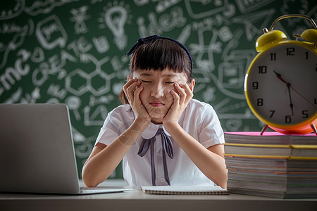 挫败的小学女生高清图片