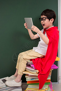 小学男生在玩平板电脑图片
