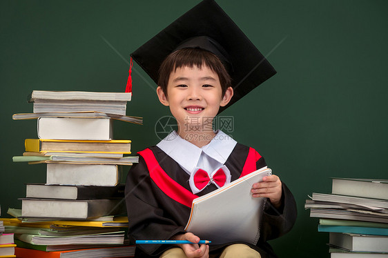 穿着学士服的小学男生图片