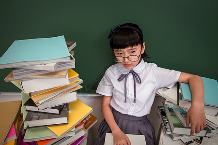 坐在书堆里的小学女生图片