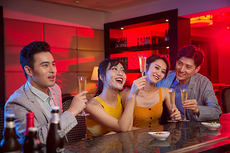 青年人在酒吧喝酒欢呼图片
