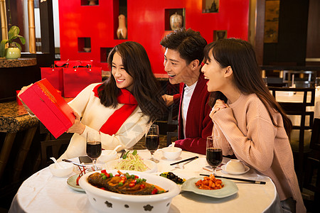 青年人在餐厅聚餐高清图片