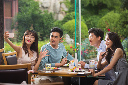 青年人在餐厅聚餐图片素材
