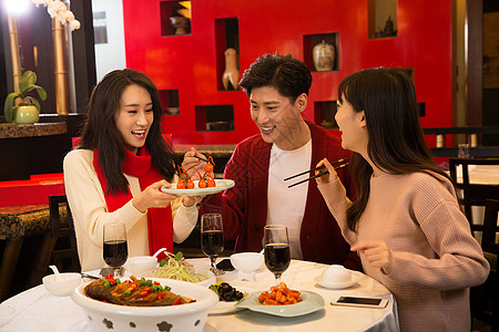 青年人在餐厅聚餐高清图片