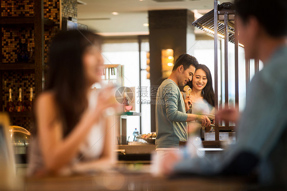 青年情侣在餐厅用餐图片