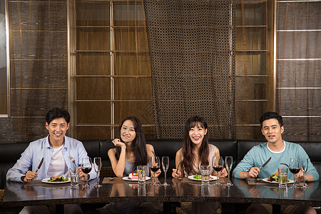 美食红酒青年人在餐厅聚餐背景