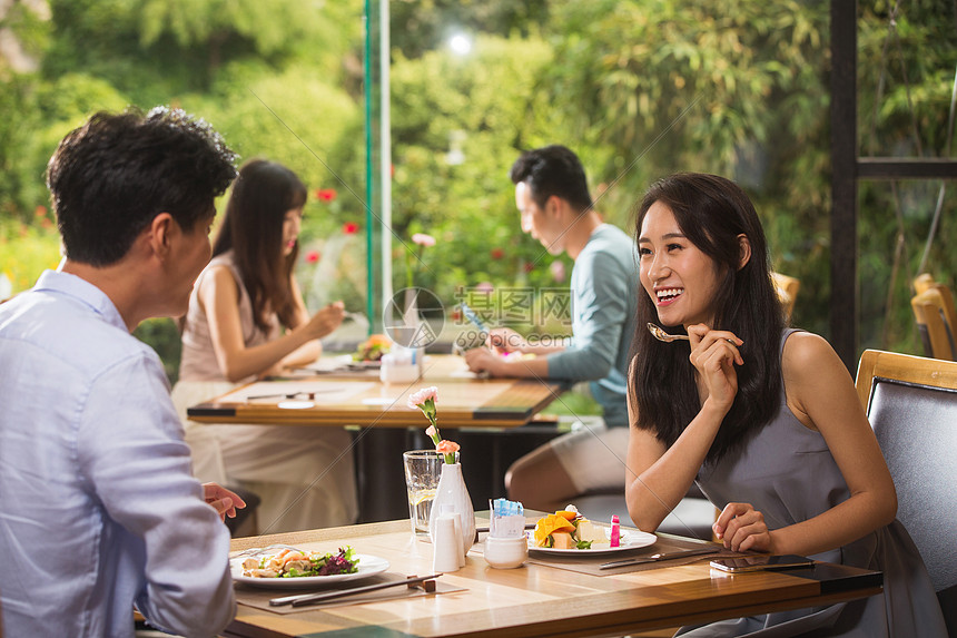 青年情侣在餐厅用餐图片