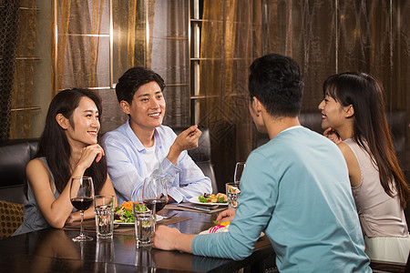 青年人在餐厅聚餐图片