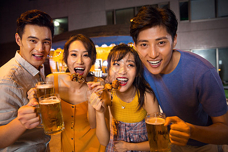 青年人在酒吧喝酒欢呼图片素材