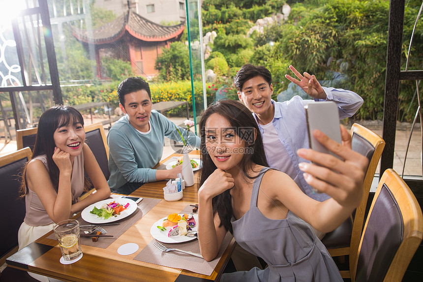 青年人在餐厅聚餐图片