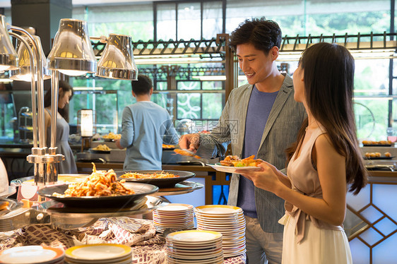 青年情侣在餐厅用餐图片