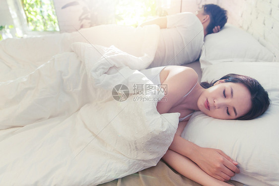 年轻情侣在床上睡觉图片