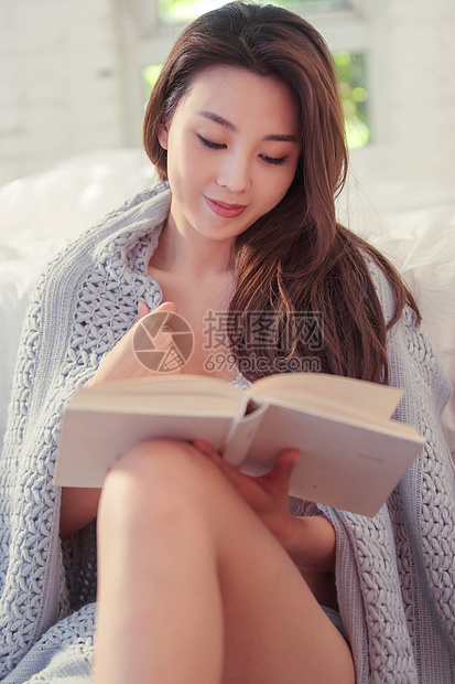 坐着看书的感青年女人图片