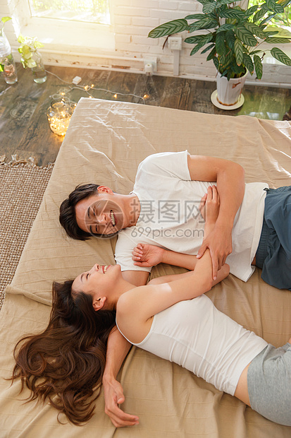 躺在床上的快乐青年情侣图片