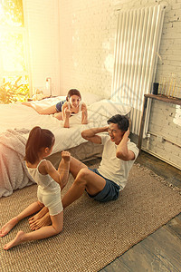 卧室内快乐运动的三口之家图片