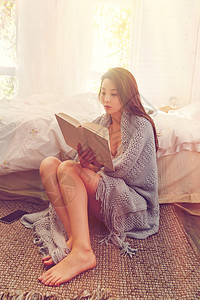 坐在地毯上看书的感青年女人图片