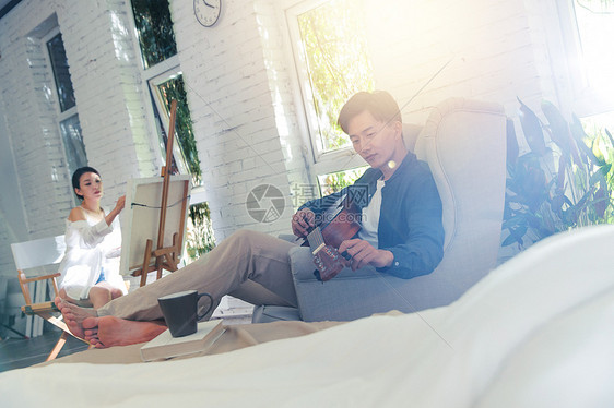 青年伴侣在家共度休闲时光图片