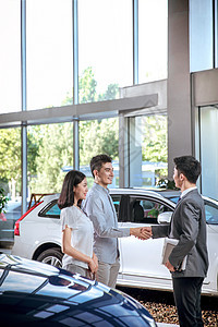 汽车销售人员和顾客图片