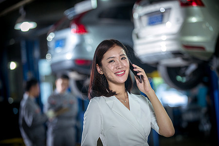 青年女人在4S店图片