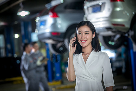 青年女人在4S店图片