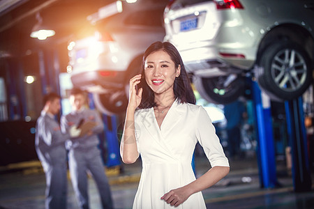 青年女人在4S店图片