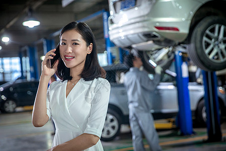 青年女人在4S店图片