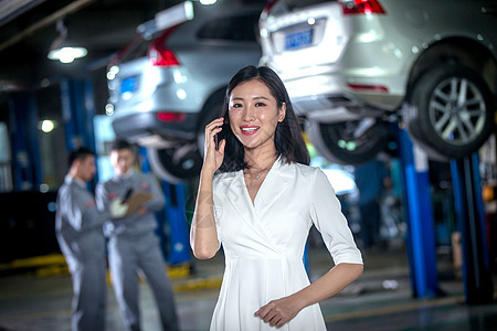 青年女人在4S店图片