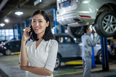 青年女人在4S店图片