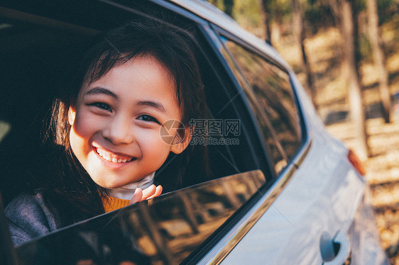 小女孩透过车窗往外看图片