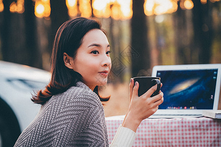 青年女人露营图片