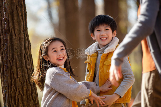 可爱的男孩女孩在户外玩耍图片