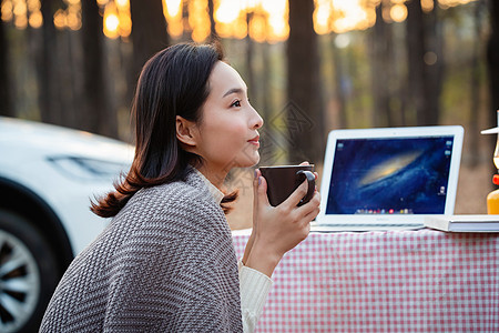 青年女人露营图片