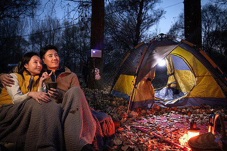 幸福夫妇夜晚在户外露营图片