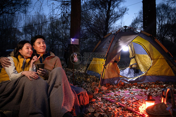 幸福夫妇夜晚在户外露营图片