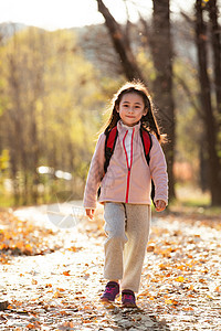 秋天户外小路上可爱的小女孩图片