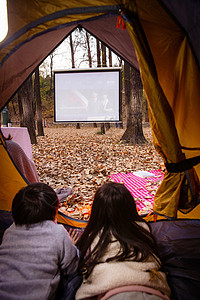 户外露营的儿童看电影高清图片