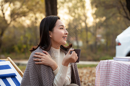 青年女人露营图片