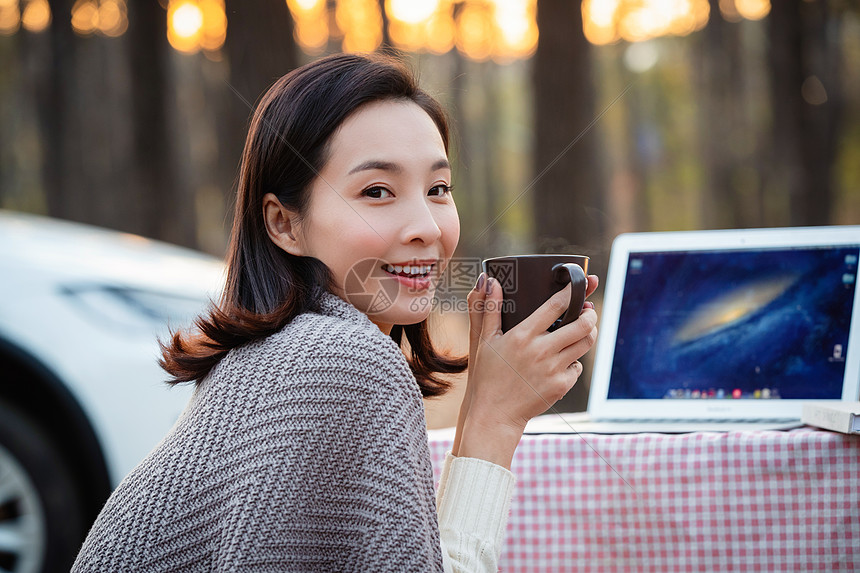 青年女人户外露营图片