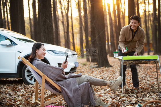 幸福夫妇在户外野餐图片