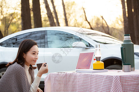 一个青年女人在户外露营图片