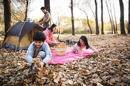 幸福家庭户外郊游野餐图片