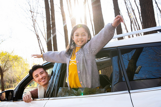 幸福家庭户外自驾游图片