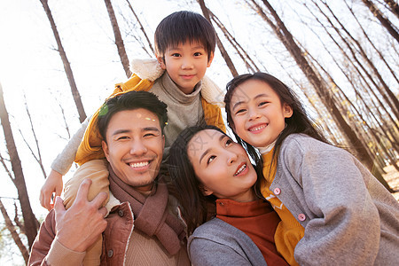 幸福家庭在户外玩耍图片